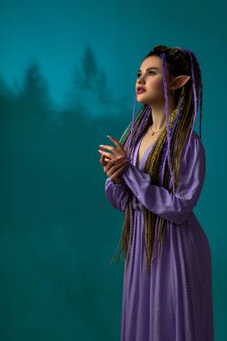 Genç ve güzel kadın elf kameraya poz veriyor.