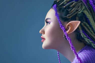 Genç ve güzel kadın elf kameraya poz veriyor.