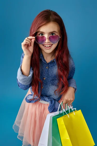 쇼핑백을 들고 있는 작은 코카서스 소녀 — 스톡 사진