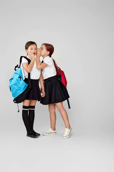 Dos felices amiguitas alegres colegialas con mochilas — Foto de Stock