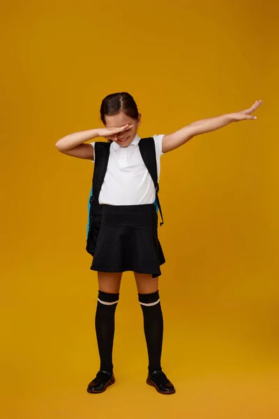 Adorabile studentessa con lo zaino. Ritorno a scuola — Foto Stock