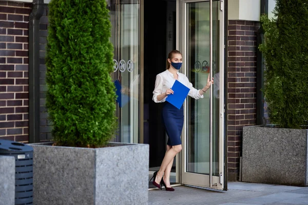 Donna d'affari in maschera medica andare al lavoro — Foto Stock