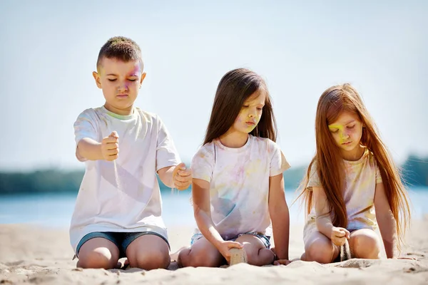 Kinderen hebben plezier door te spelen met gekleurd poeder — Stockfoto