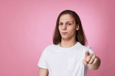 Kamerayı işaret eden gülümseyen adamın portresi