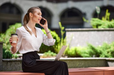 Bilgisayarda çalışan güzel bir iş kadını.