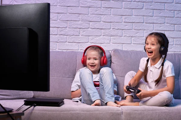 Kinderen die videospelletjes spelen met spelcomputer — Stockfoto