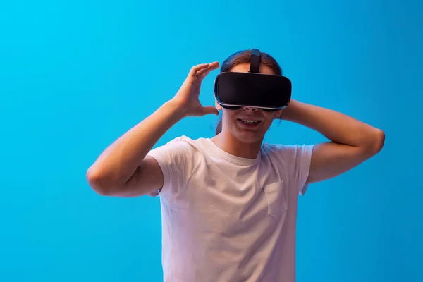 Młody człowiek korzystający z zestawu słuchawkowego wirtualnej rzeczywistości. Gadżety VR — Zdjęcie stockowe