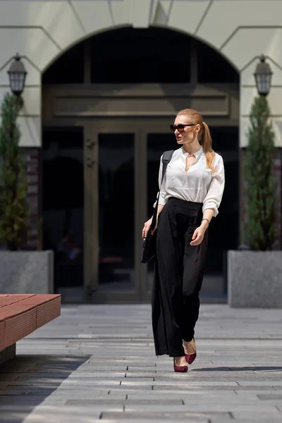 Vacker kvinna i solglasögon på gatan — Stockfoto