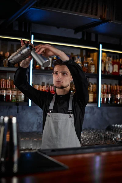 Barman dělá koktejl s ocelovým třepačem — Stock fotografie