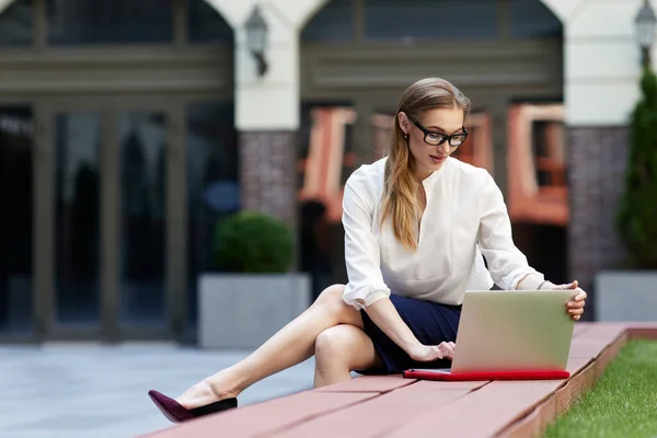 Geschäftsfrau arbeitet im Freien am Computer — Stockfoto