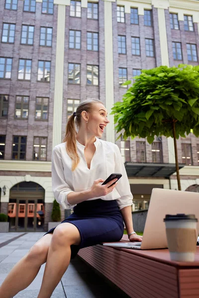 Donna d'affari con smartphone che lavora al computer portatile — Foto Stock