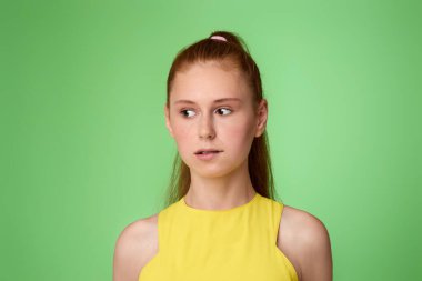 Üzgün genç kız büyük bir hata yaptı ve suçlu hissetti.