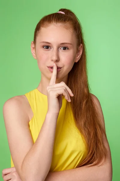 Девочка-подросток показывает знак "шшш" с пальцем к губам — стоковое фото