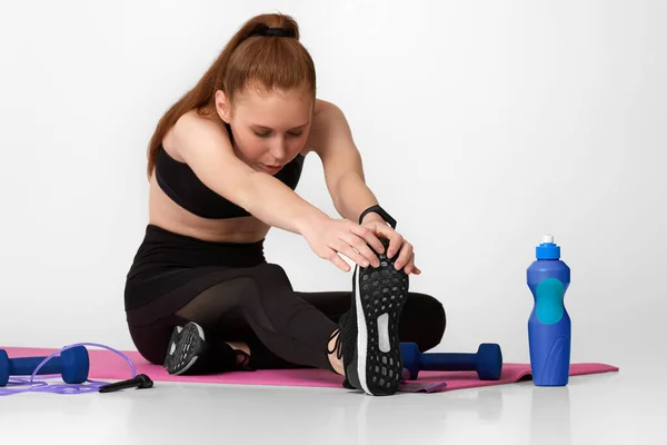 Forte menina esportiva em sportswear preto trabalhando para fora — Fotografia de Stock