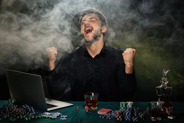 Barbudo jogador de casino online homem celebrando a vitória — Fotografia de Stock