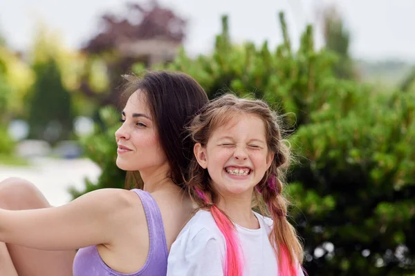 Kind meisje en haar moeder hebben plezier in park. — Stockfoto