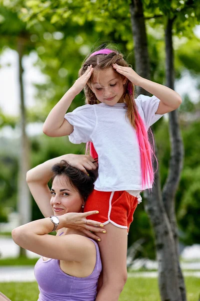 Child girl and her mother having fun in park. — Stock Photo, Image