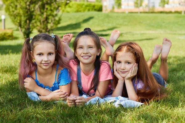 Leuke kinderen meisjes spelen samen in het park — Stockfoto