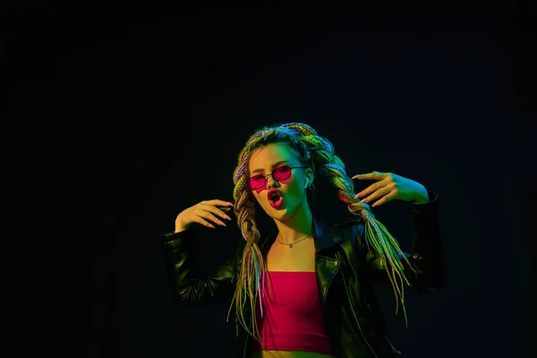 Mujer joven con rastas en gafas de sol rojas bailando — Foto de Stock