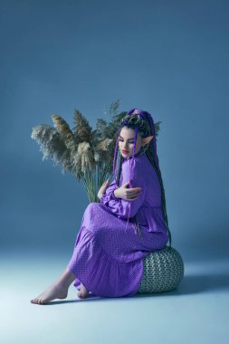 Genç ve güzel kadın elf kameraya poz veriyor.