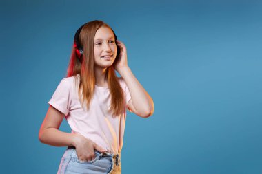 Telsiz kulaklıklı, kızıl saçlı, tatlı bir genç kız.