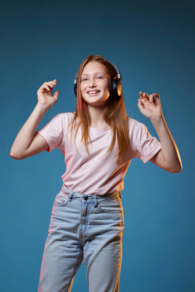 три девочки стоят вместе на голубом фоне