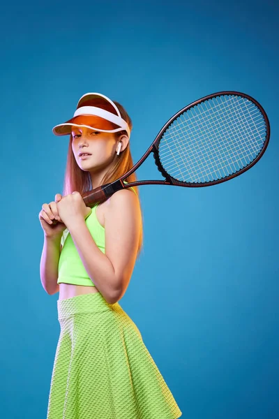 Menina adolescente com raquete em sporswear e chapéu — Fotografia de Stock