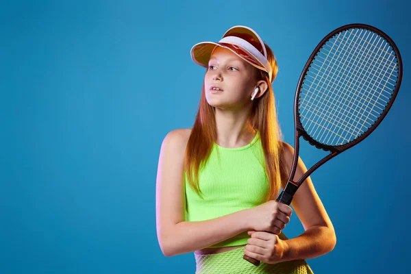 Девушка подросток с ракеткой в спортивной форме и шляпе — стоковое фото