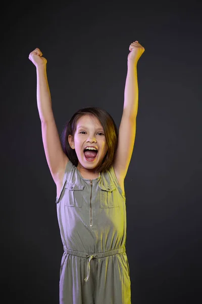 Słodkie małe dziecko dziewczyna pokazując gest zwycięstwa — Zdjęcie stockowe