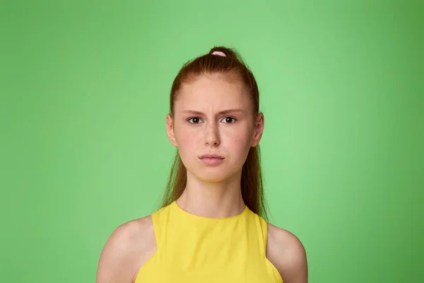 緑の背景に悲しい10代の少女。人間の感情 — ストック写真