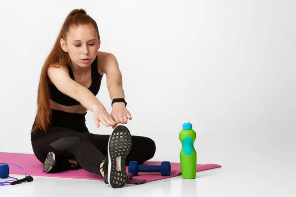 Forte menina esportiva em sportswear preto trabalhando para fora — Fotografia de Stock