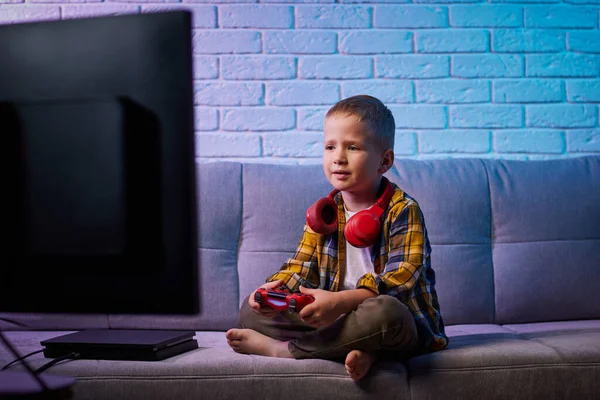 Niños jugando videojuegos con consola de juegos — Foto de Stock