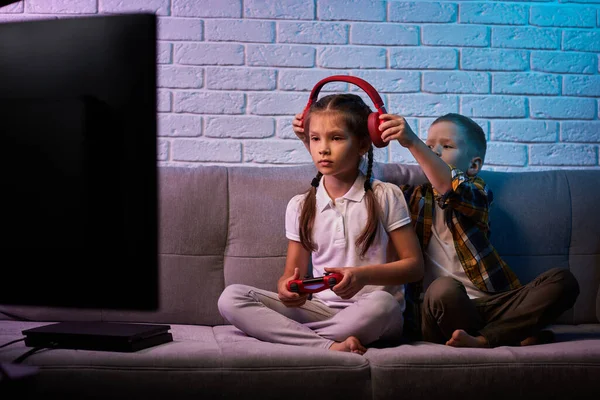 Kinderen die videospelletjes spelen met spelcomputer — Stockfoto