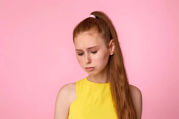 Triste ragazza adolescente su sfondo verde. Le emozioni umane — Foto Stock