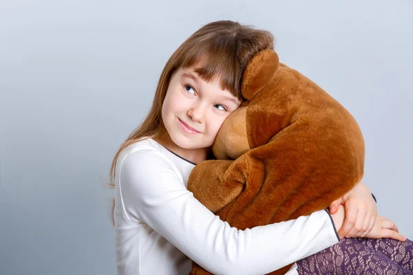 Девушка обнимает своего плюшевого мишку — стоковое фото