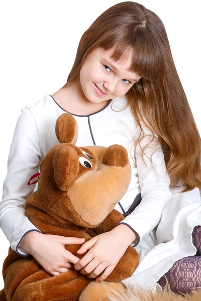 Meisje knuffelen haar teddybeer — Stockfoto