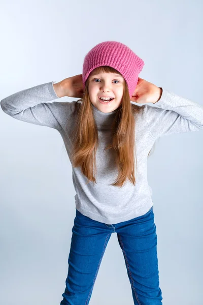 Bambino ragazza indossa rosa cappello a maglia — Foto Stock