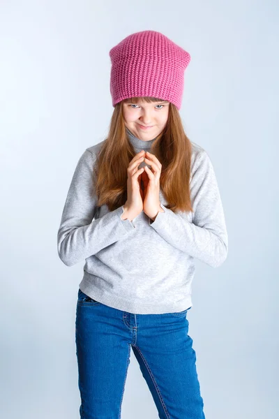 Barn flicka klädd i rosa Stickad mössa — Stockfoto