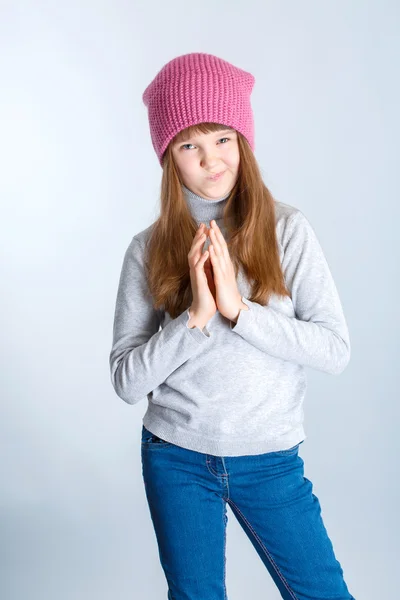Dítě dívka, která nosí růžový pletený klobouk — Stock fotografie