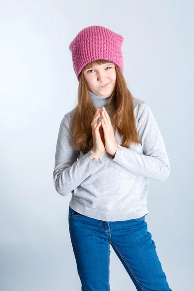 Barn flicka klädd i rosa Stickad mössa — Stockfoto