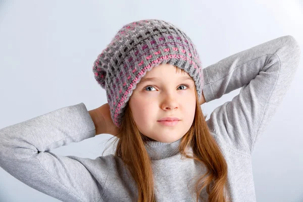 Dítě dívka nosí klobouk — Stock fotografie