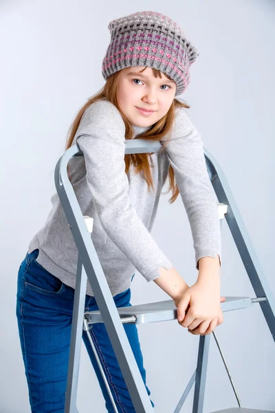 Dítě dívka nosí klobouk — Stock fotografie