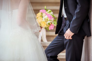 Düğün çifti el ele tutuşuyor.