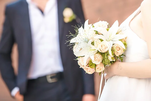 Bride holds bouquet — Stock Photo, Image