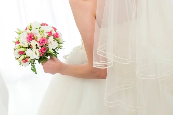 Bride holds bouquet — Stock Photo, Image