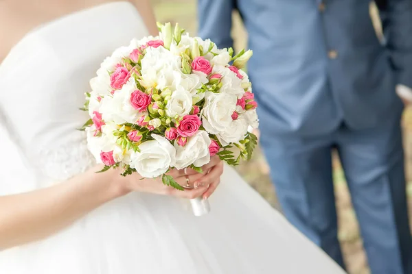 Bride holds bouquet — Stock Photo, Image