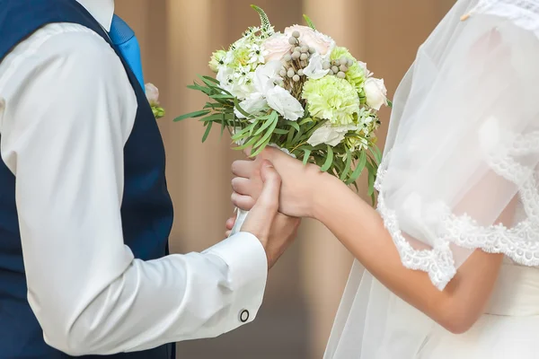 Braut hält Blumenstrauß — Stockfoto