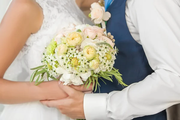 Bride holds bouquet — Stock Photo, Image