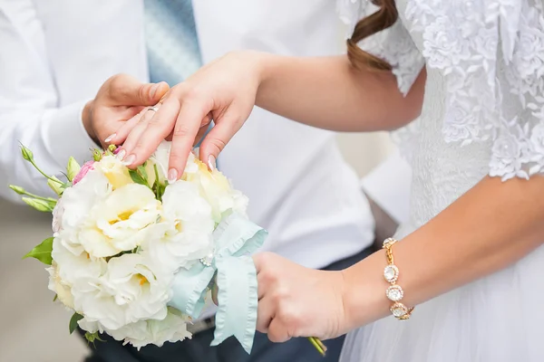 Mariée tient un bouquet — Photo