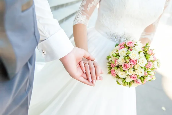 Hochzeitspaar hält Händchen — Stockfoto